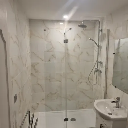 F2 F3 ,appartement Climatise Neuf, Magnifique Vue Sur Et Aeroport, Proche Tram Et Gare Sncf 1 Min,aeroport 3 Minutes, 2or3 Rooms, New Ac Apartment, Magnificent Sea And Airport Views, Close To Tram And Sncf Train Station 1 Min, Airport 3 Min Lägenhet *