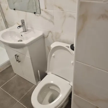 F2 F3 ,appartement Climatise Neuf, Magnifique Vue Sur Et Aeroport, Proche Tram Et Gare Sncf 1 Min,aeroport 3 Minutes, 2or3 Rooms, New Ac Apartment, Magnificent Sea And Airport Views, Close To Tram And Sncf Train Station 1 Min, Airport 3 Min Nice