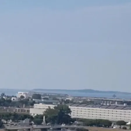 F2 F3 ,appartement Climatise Neuf, Magnifique Vue Sur Et Aeroport, Proche Tram Et Gare Sncf 1 Min,aeroport 3 Minutes, 2or3 Rooms, New Ac Apartment, Magnificent Sea And Airport Views, Close To Tram And Sncf Train Station 1 Min, Airport 3 Min * Nice