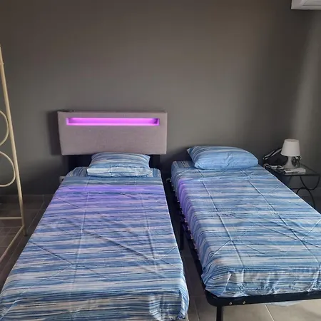 F2 F3 ,appartement Climatise Neuf, Magnifique Vue Sur Et Aeroport, Proche Tram Et Gare Sncf 1 Min,aeroport 3 Minutes, 2or3 Rooms, New Ac Apartment, Magnificent Sea And Airport Views, Close To Tram And Sncf Train Station 1 Min, Airport 3 Min Apartment