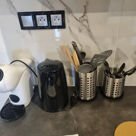 Apartment F2 F3 ,appartement Climatise Neuf, Magnifique Vue Sur Et Aeroport, Proche Tram Et Gare Sncf 1 Min,aeroport 3 Minutes, 2or3 Rooms, New Ac Apartment, Magnificent Sea And Airport Views, Close To Tram And Sncf Train Station 1 Min, Airport 3 Min