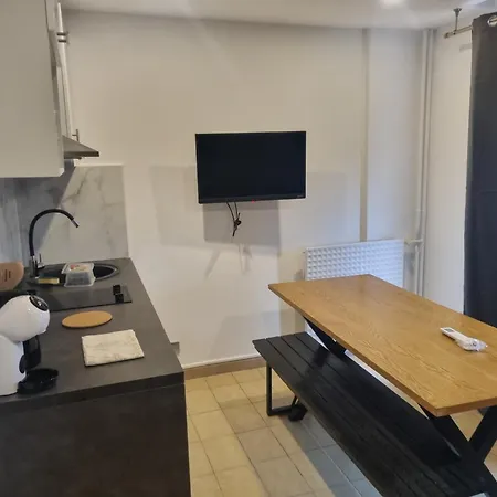 F2 F3 ,appartement Climatise Neuf, Magnifique Vue Sur Et Aeroport, Proche Tram Et Gare Sncf 1 Min,aeroport 3 Minutes, 2or3 Rooms, New Ac Apartment, Magnificent Sea And Airport Views, Close To Tram And Sncf Train Station 1 Min, Airport 3 Min Apartment Nice