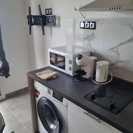 Apartment F2 F3 ,appartement Climatise Neuf, Magnifique Vue Sur Et Aeroport, Proche Tram Et Gare Sncf 1 Min,aeroport 3 Minutes, 2or3 Rooms, New Ac Apartment, Magnificent Sea And Airport Views, Close To Tram And Sncf Train Station 1 Min, Airport 3 Min Nice